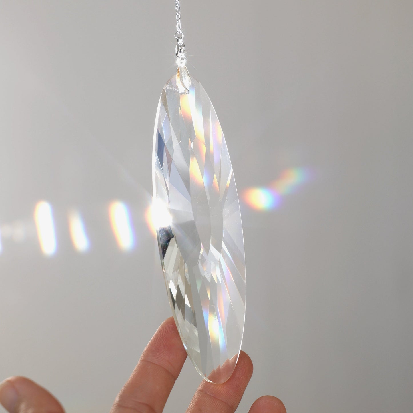 suncatcher en cristal de verre tenu par une main