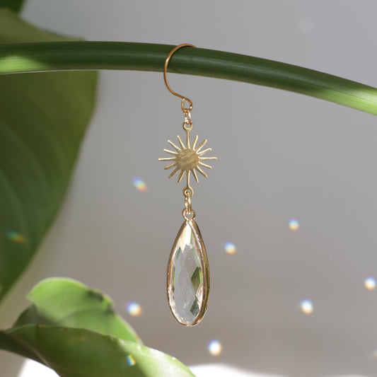 Bijou de plante attrape-soleil avec un soleil doré, suspendu à la tige d'une plante