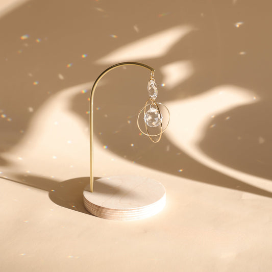 suncatcher sur pied posé sur un fond beige