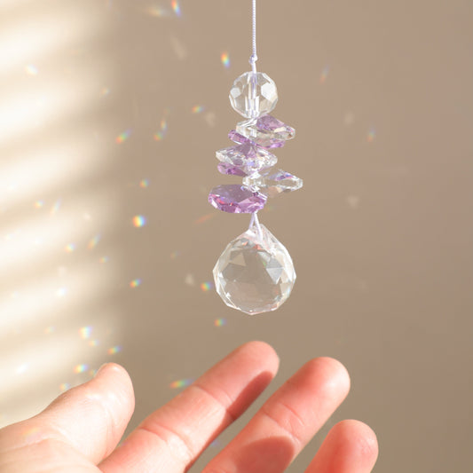 petit suncatcher reflétant des prismes arc-en-ciel