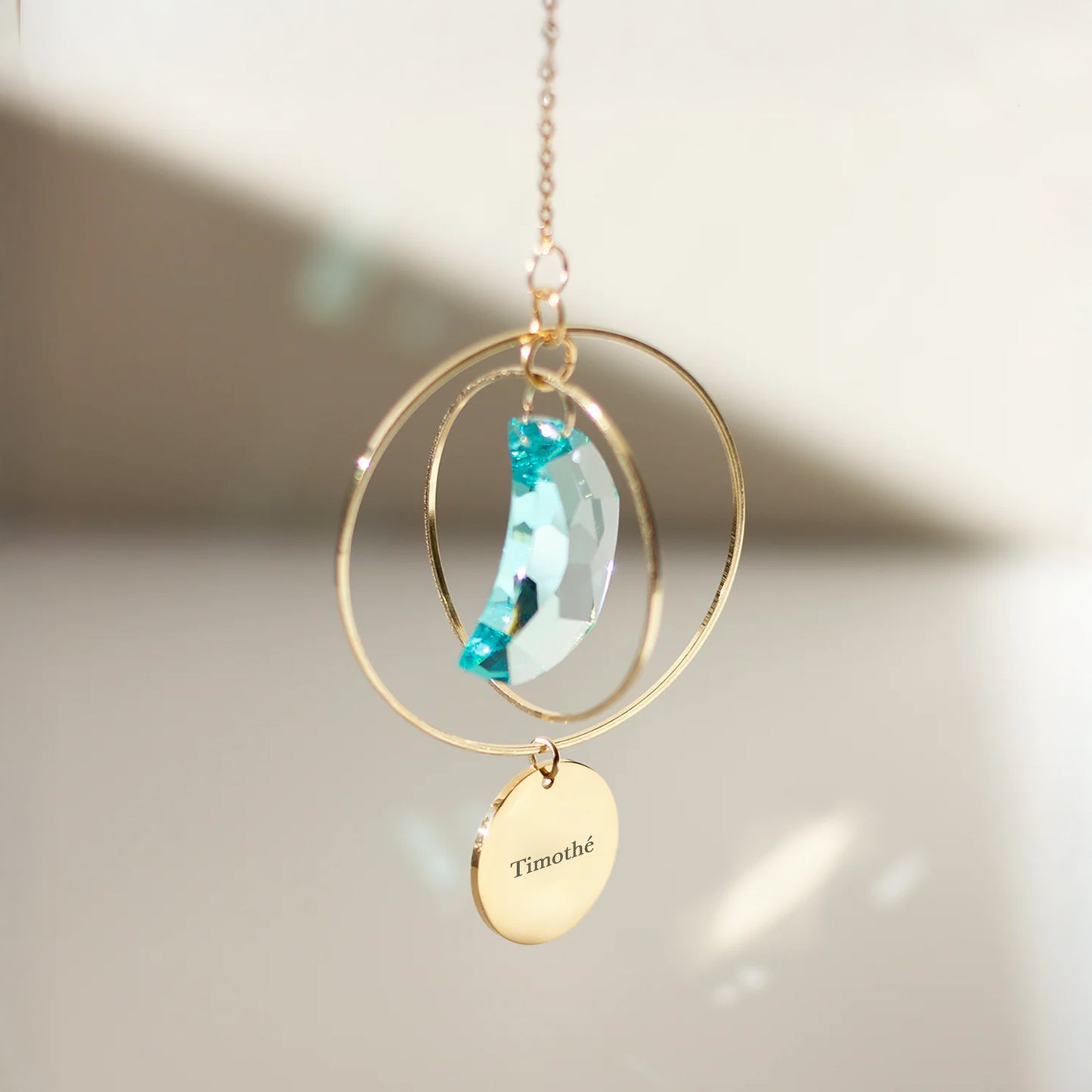 Suncatcher personnalisé avec le prénom gravé sur le médaillon, fabriqué avec un cristal en forme de demi lune