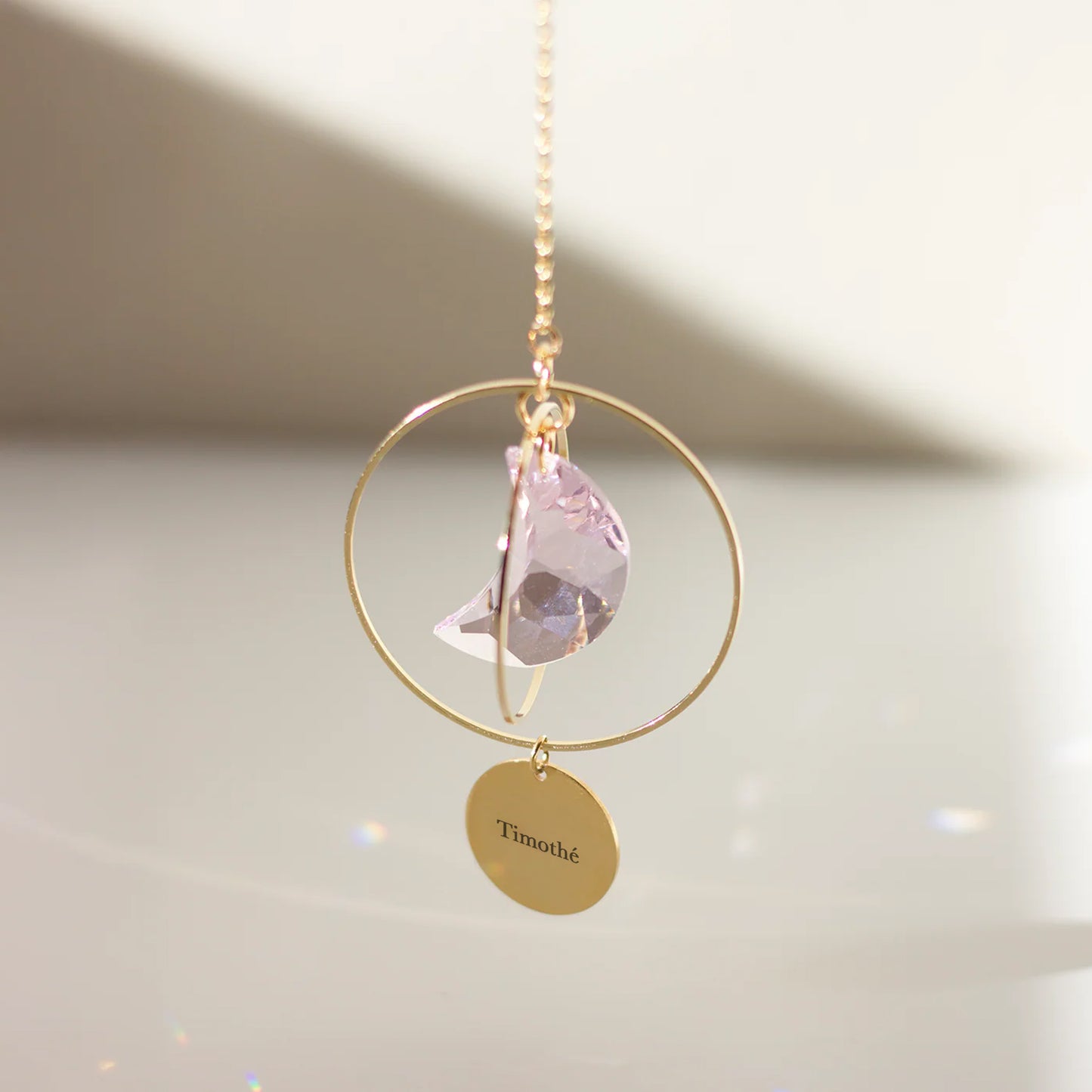 Attrape soleil avec un cristal en forme de demi lune, et un médaillon personnalisé avec le prénom de votre choix