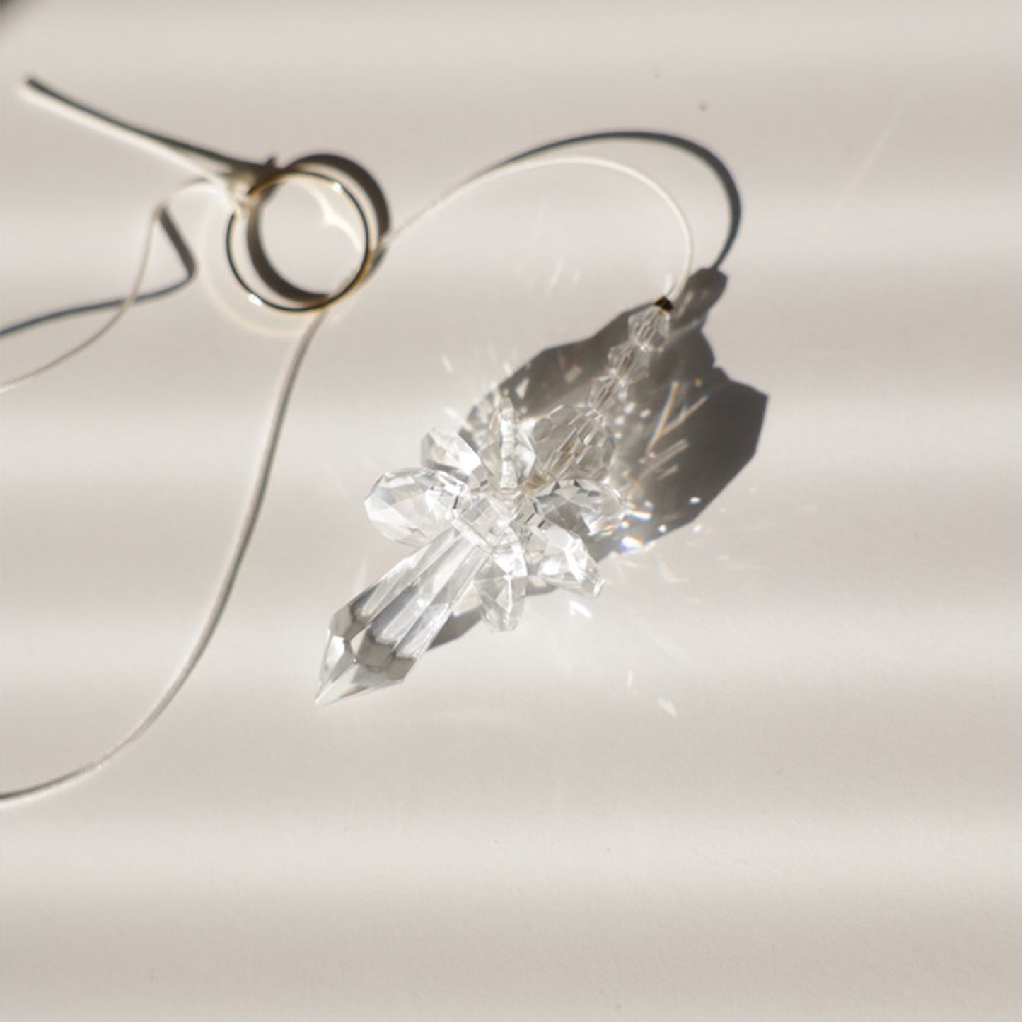 Suncatcher Ange fabriqué en cristal en France, avec un cordon ajustable pour une installation facile chez soi