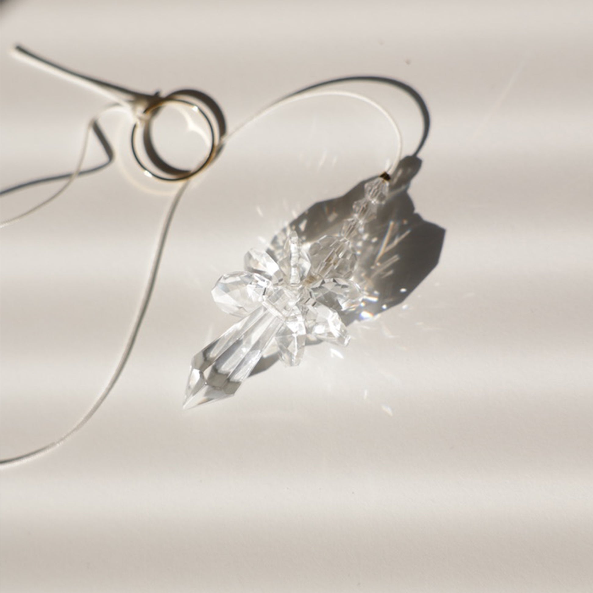 Suncatcher Ange fabriqué en cristal en France, avec un cordon ajustable pour une installation facile chez soi