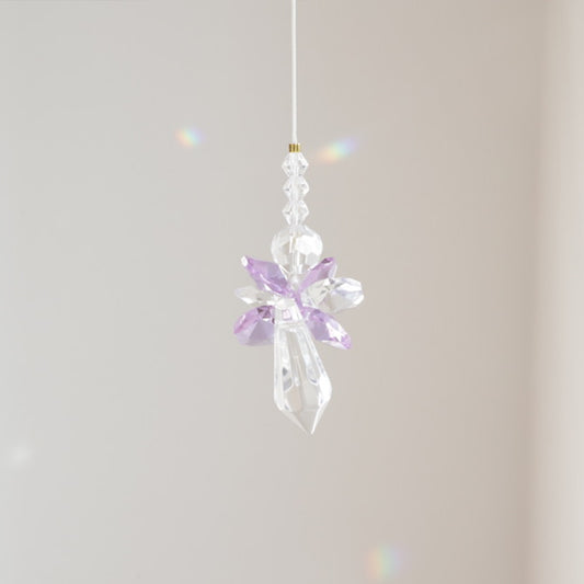 Vue rapprochée du Suncatcher ANGE, reflétant la lumière en arcs-en-ciel dans l'espace.