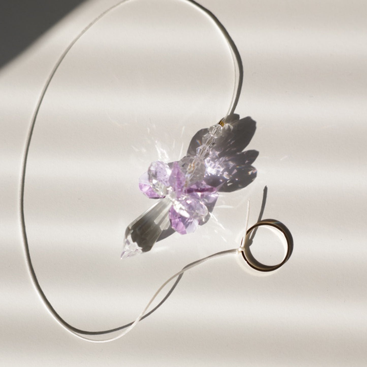 Suncatcher ANGE en cristal, symbole de spiritualité et d’intuition, s'accroche grâce à sa ventouse fournie et son cordon réglable.