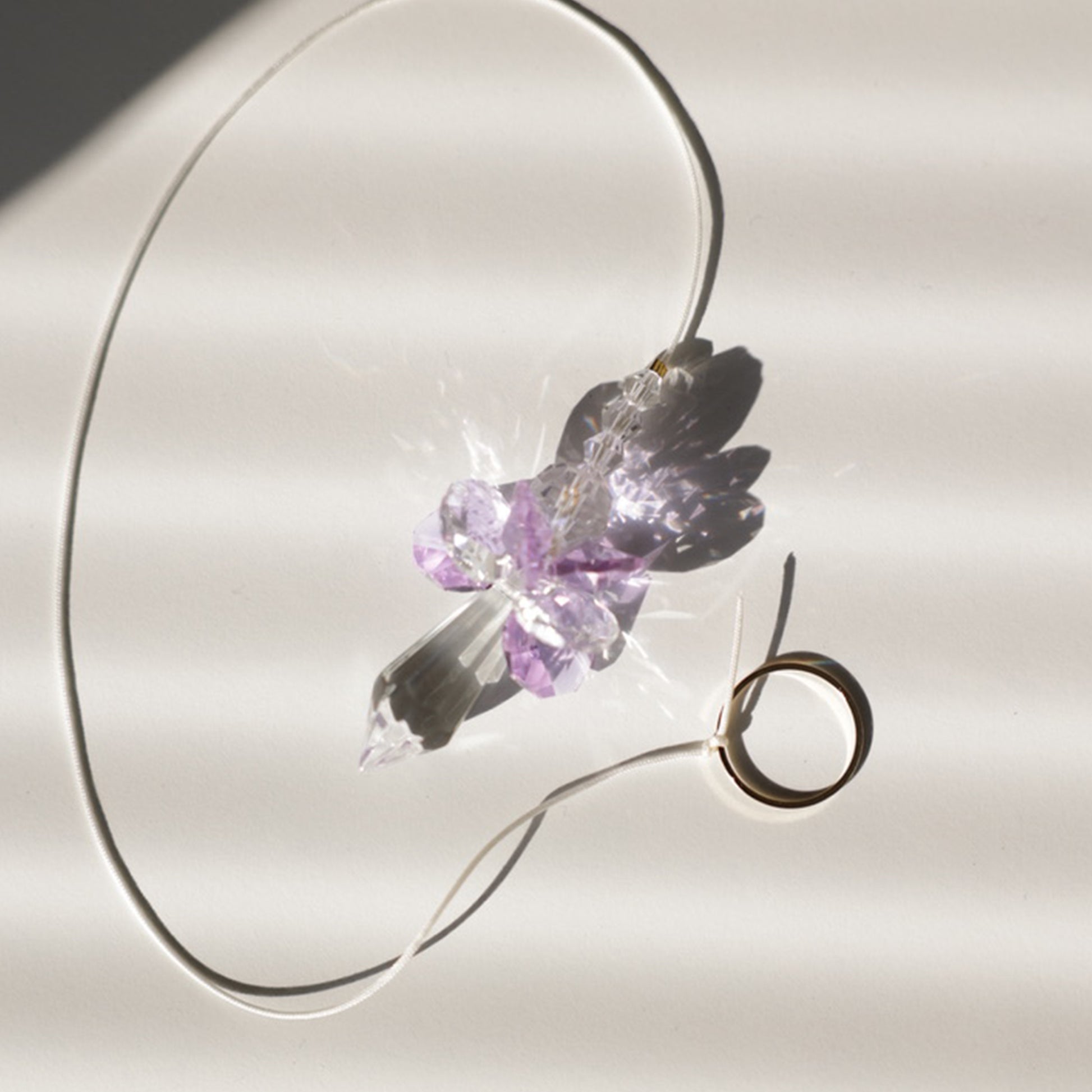 Suncatcher ANGE en cristal, symbole de spiritualité et d’intuition, s'accroche grâce à sa ventouse fournie et son cordon réglable.