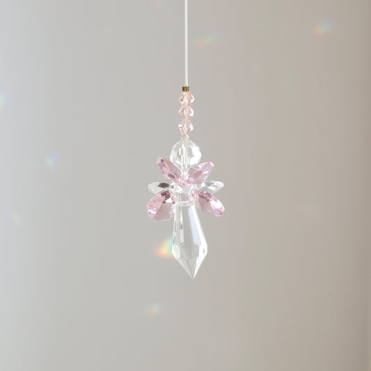 Suncatcher ANGE de la marque Rayonne® suspendu avec son cordon ajustable de 30 cm, diffusant de bonnes énergies.
