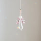 Suncatcher ANGE de la marque Rayonne® suspendu avec son cordon ajustable de 30 cm, diffusant de bonnes énergies.