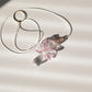 Suncatcher ANGE en cristal de couleur rose, fabriqué avec un cordon de taille ajustable. Symbole de protection et cadeau de naissance original.