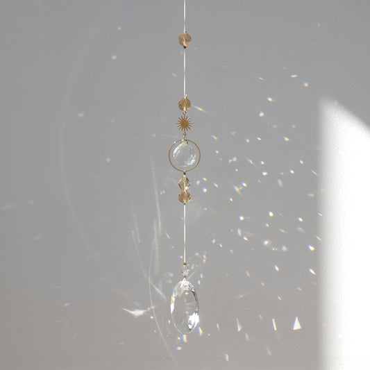 Suncatcher Golden Aura décoratif en cristal, capteur de lumière créant une ambiance lumineuse et relaxante dans la maison.