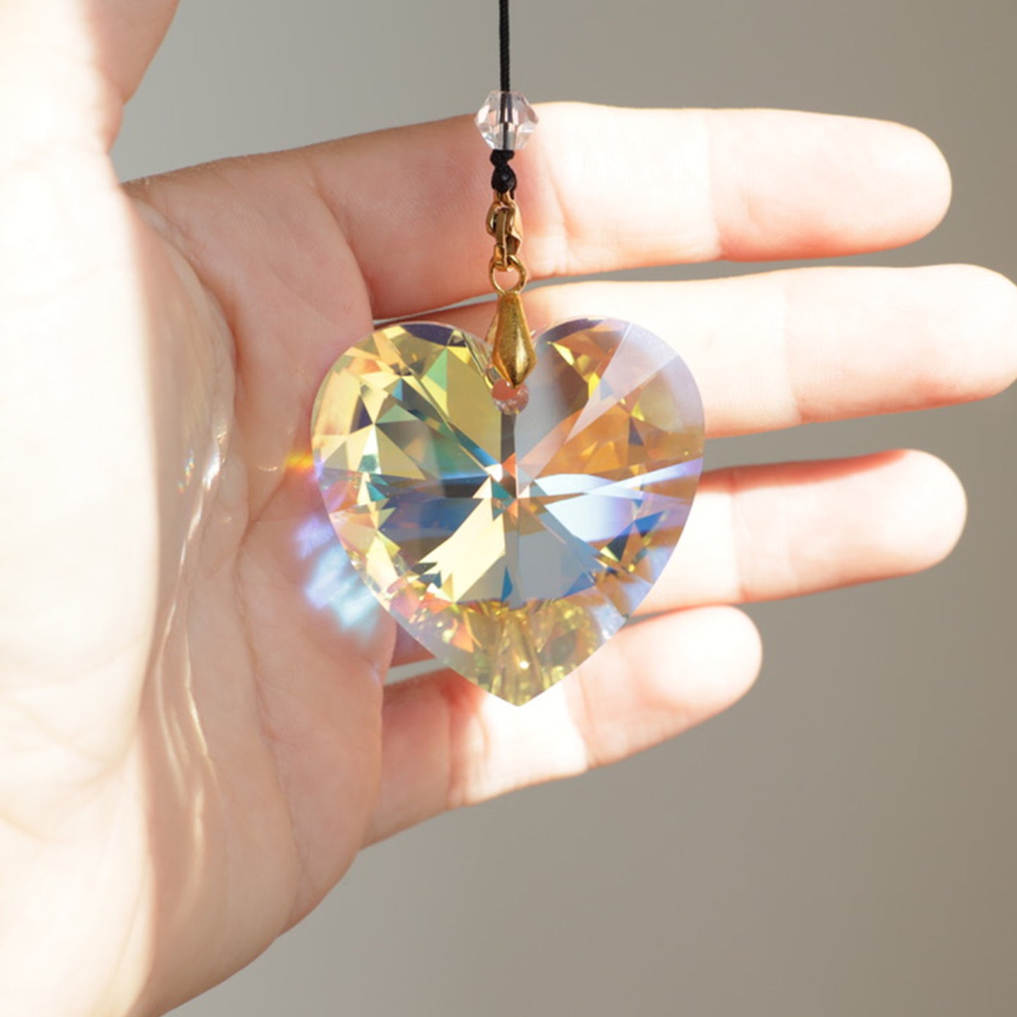 Suncatcher INFINITY en forme de cœur, cristal autrichien de 4 cm, symbole d’amour et de positivité, suspendu près d’une fenêtre.