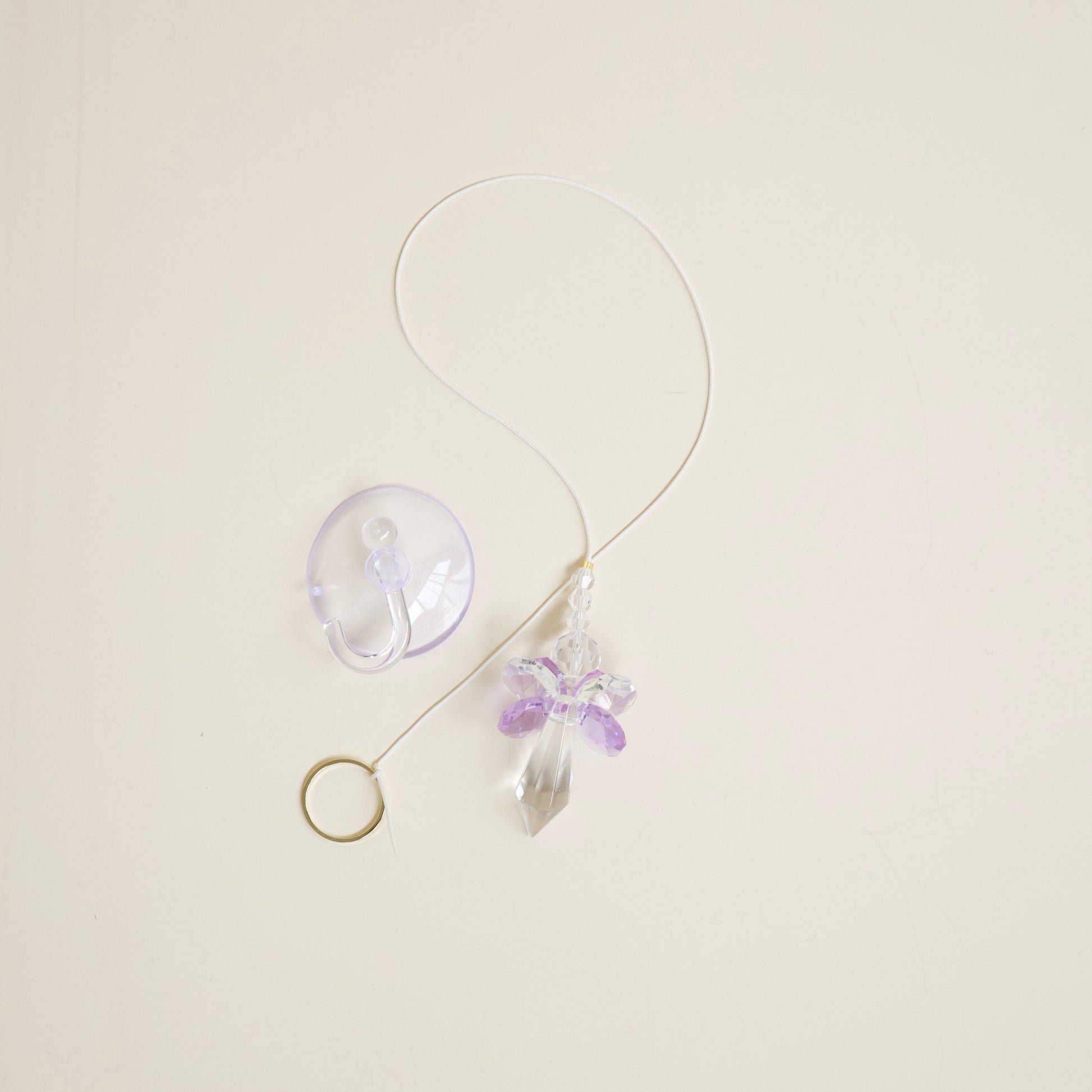 Attrape soleil Ange de la marque Rayonne®, avec ventouse fournie, prêt à être installé contre une fenêtre