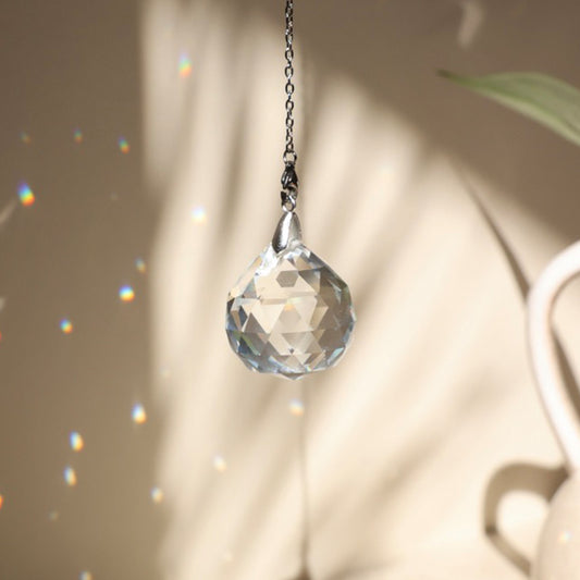 Suncatcher avec boule de cristal et chaine argentée