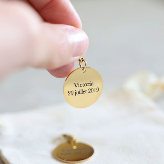 Médaillon gravé personnalisé pour suncatcher de la marque Rayonne® – message, prénom ou date – design recto-verso avec attache pour accrocher facilement