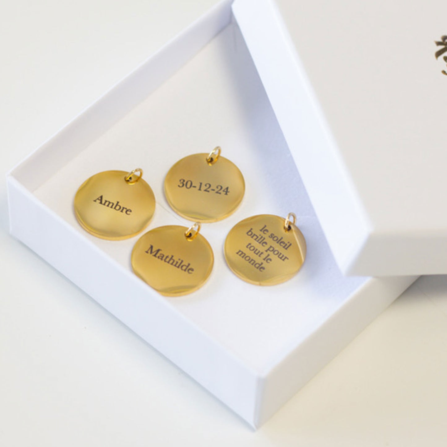 Médaillon doré rave avec une date de naissance, un prénom ou un message, pour personnaliser un Suncatcher Rayonne®