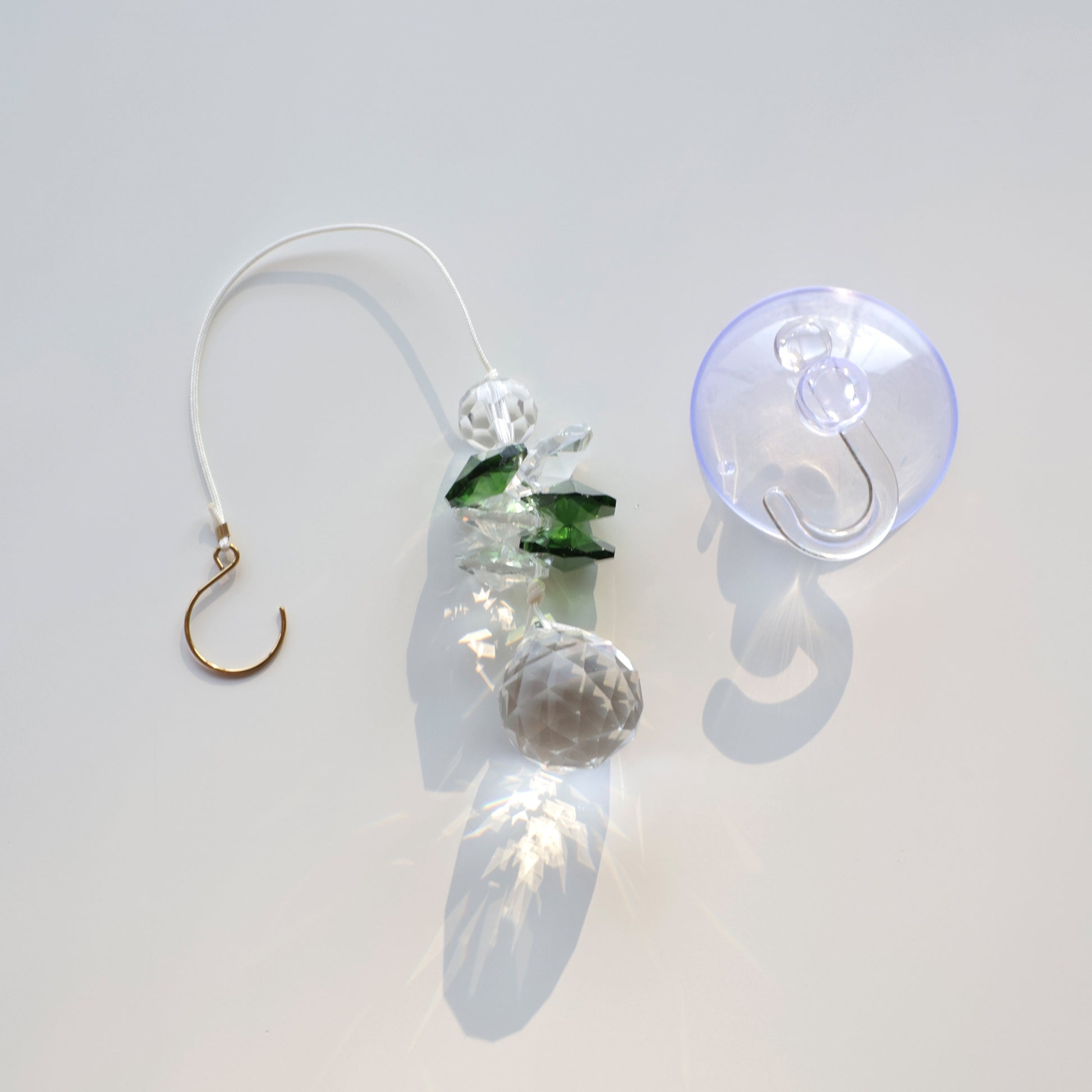 Suncatcher transparent et vert fabriqué avec des cristaux de verre et fourni avec une ventouse crochet 