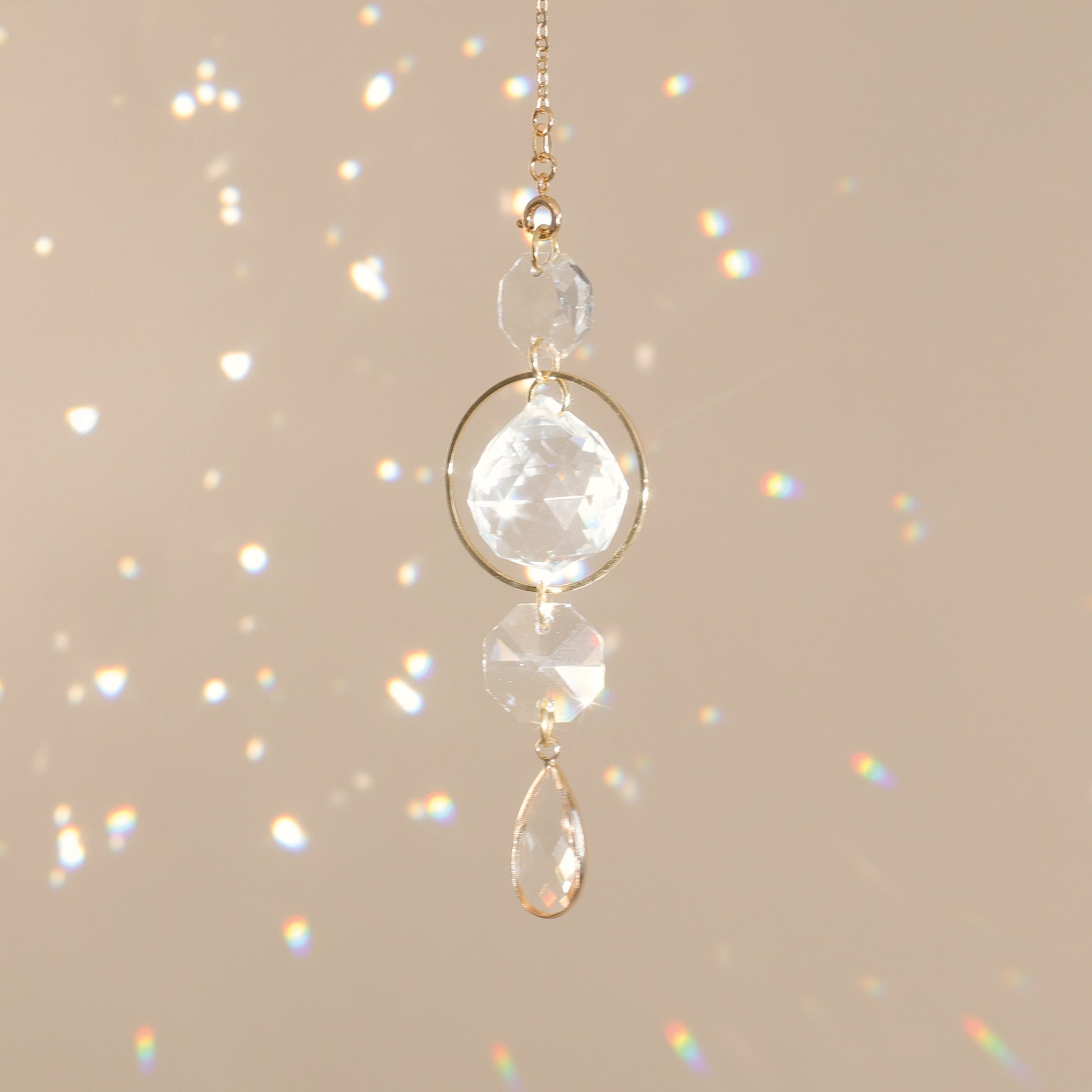 Attrape-Soleil Prisma de la marque Rayonne, objet décoratif diffusant des reflets arcs-en-ciel quand il est placé au soleil