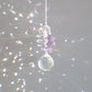 suncatcher en cristal transaprent et violet, diffusant des reflets arcs-en-ciel