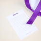 Détail du ruban violet noué autour du sac du pack MAMAN D'AMOUR, Suncatcher Rayonne®