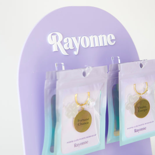 Présentoir de comptoir prêt à exposer 60 porte-clés porte-bonheur en cristal de verre, acrylique et acier inoxydable, pour boutiques et concept stores.