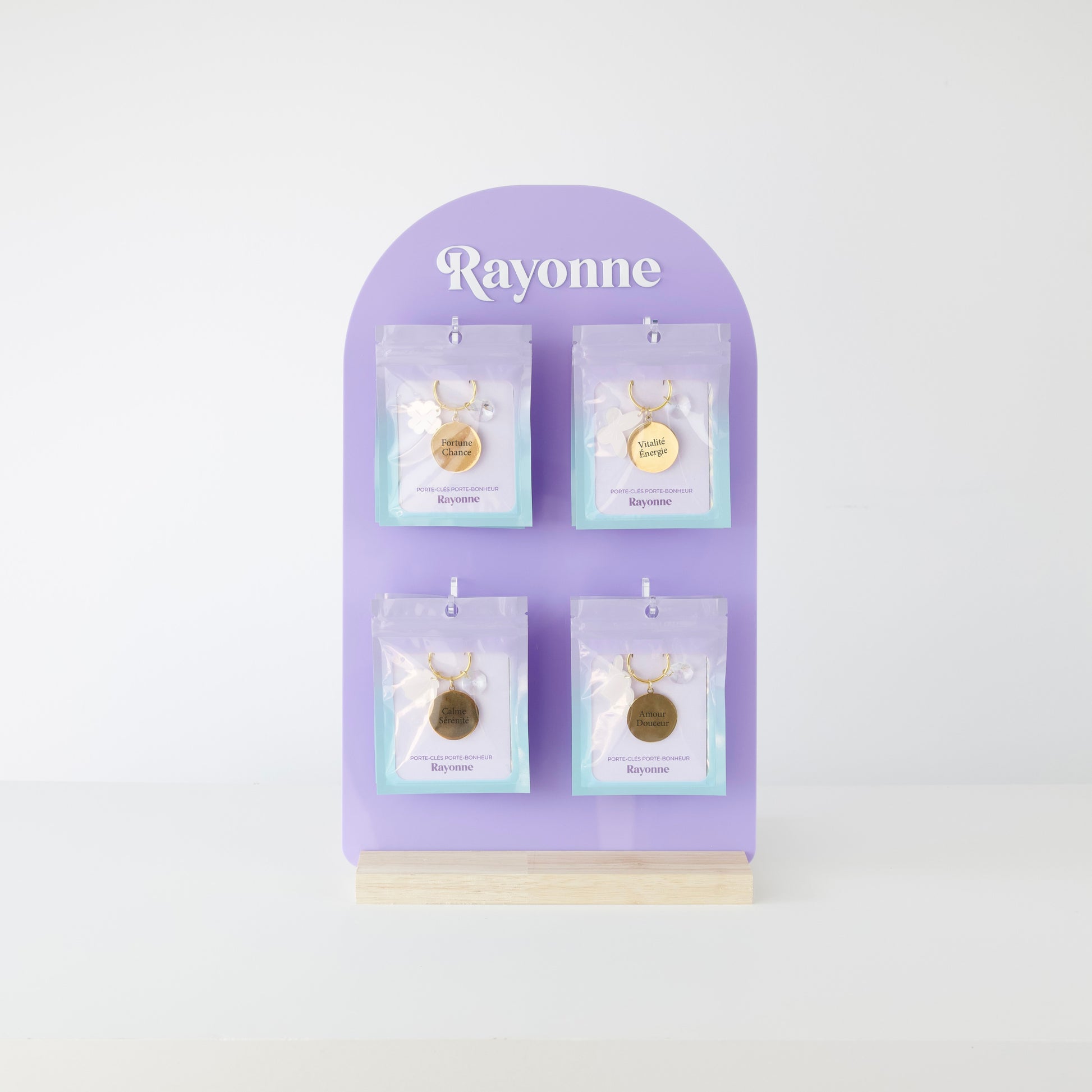 Pack revendeur de porte-clés porte-bonheur Rayonne®, 4 modèles (Vitalité, Chance, Amour, Sérénité) avec présentoir élégant, fabrication française.