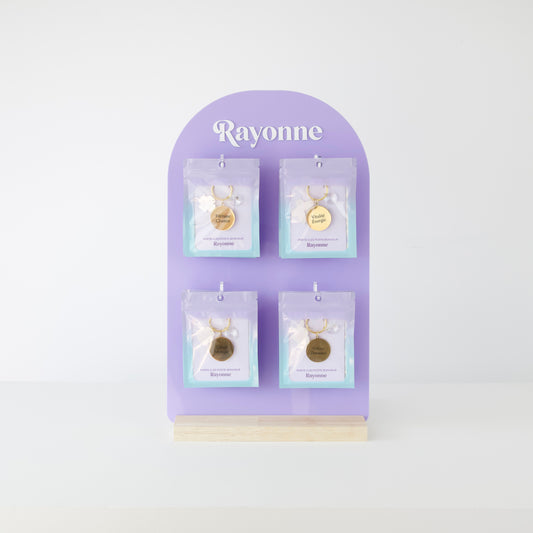 Pack revendeur de porte-clés porte-bonheur Rayonne®, 4 modèles (Vitalité, Chance, Amour, Sérénité) avec présentoir élégant, fabrication française.