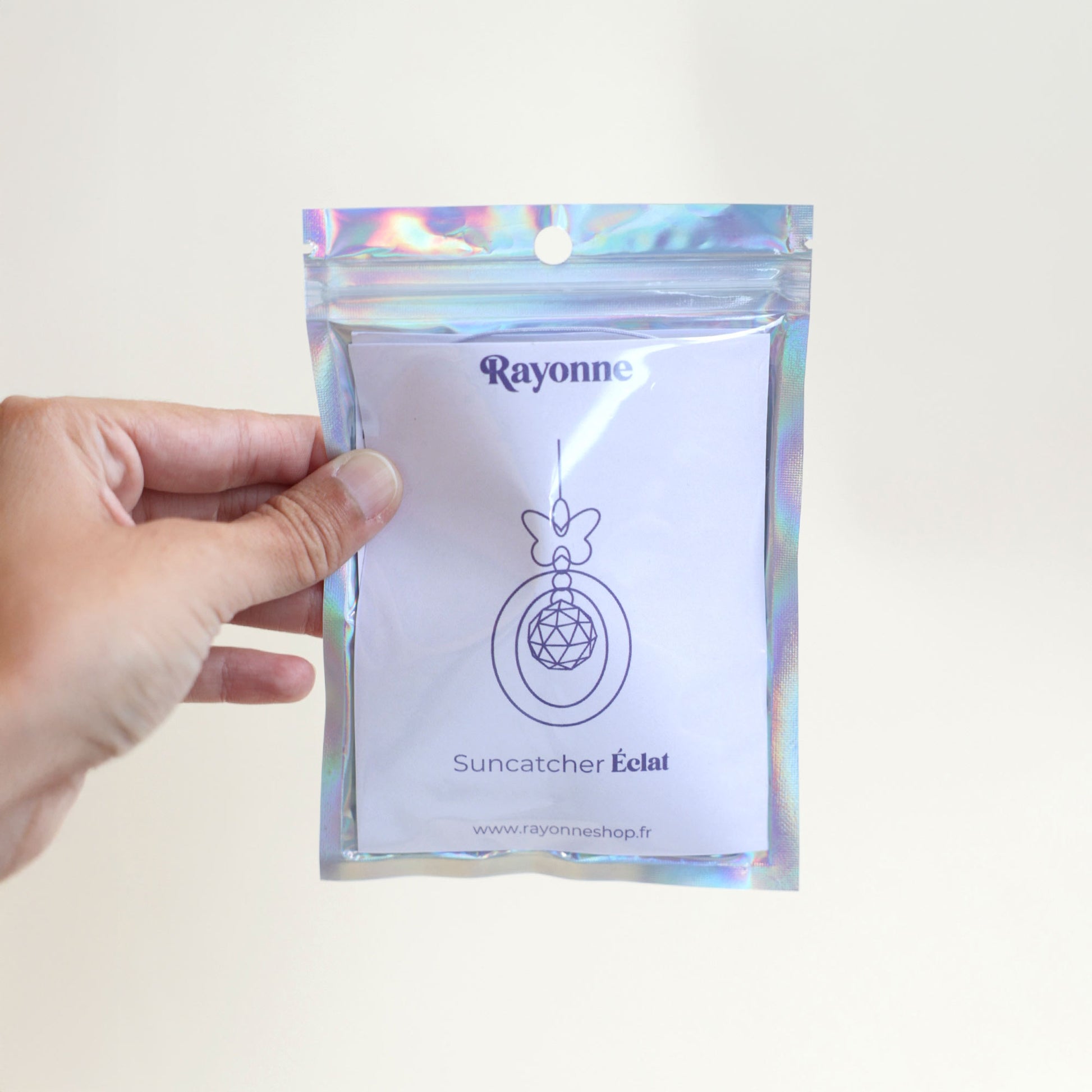 Packaging holographique qui emballe le Suncatcher Eclat, fabriqué en France par Rayonne®