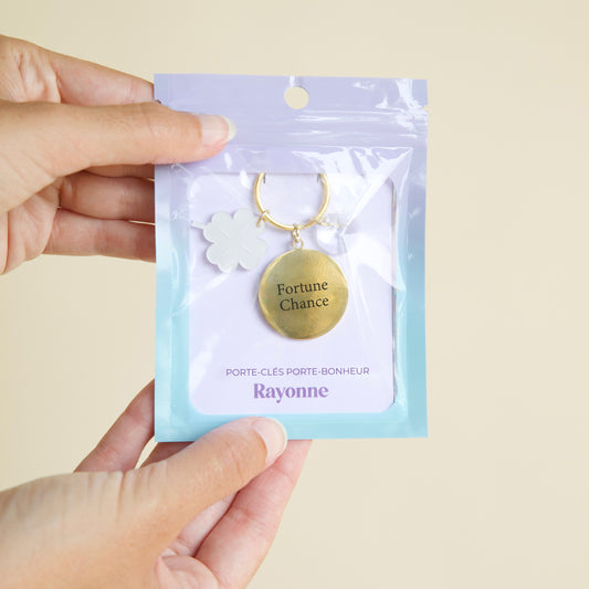 Porte-clés porte bonheur pour la chance et la fortune, composé d'un médaillon gravé, charm trèfle en acrylique et cristal transparent