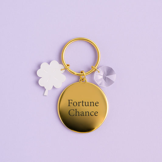 Porte-clés ABONDANCE avec médaillon gravé, charm trèfle en acrylique et cristal transparent, symbole de prospérité et de chance.