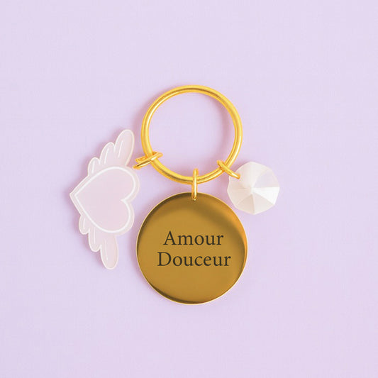Porte-clés AMOUR en cristal et acrylique avec médaillon gravé, symbole d’amour, d’amitié et de liens sincères, fabriqué en France.