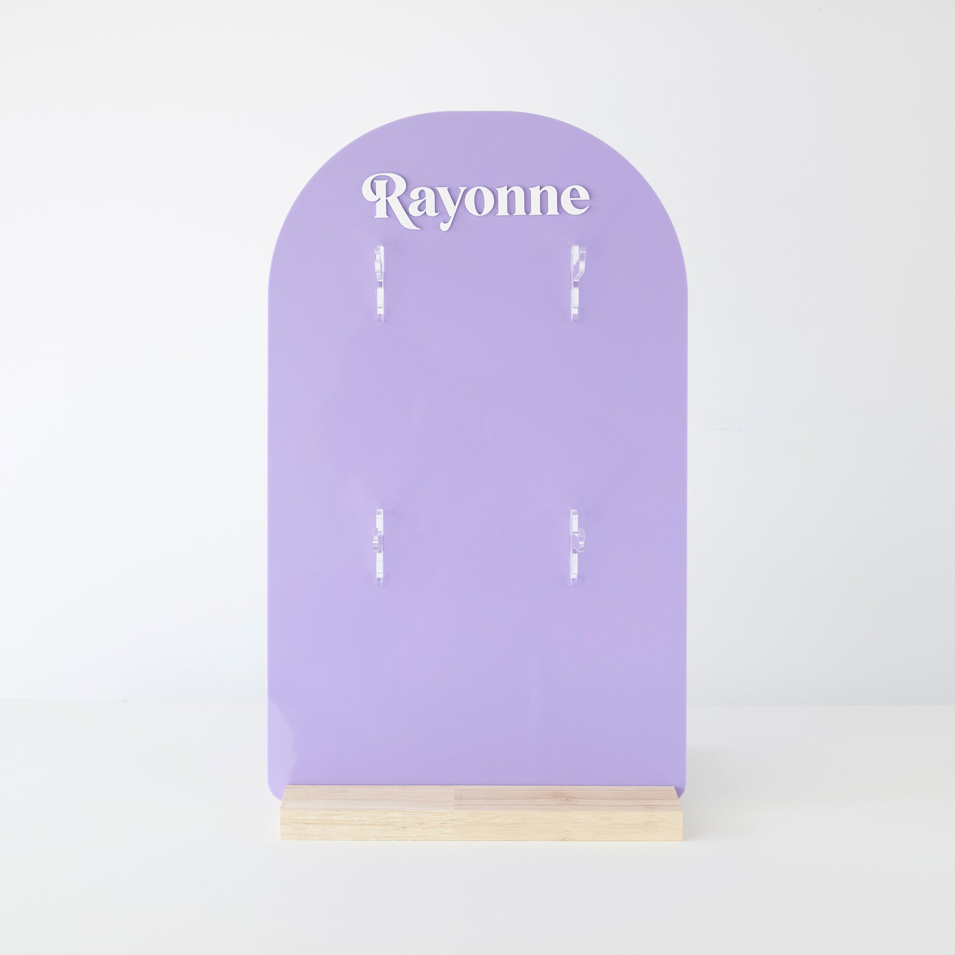 Présentoir Rayonne® lilas en bois et acrylique, prêt à exposer Suncatchers et porte-clés en boutique ou concept store.