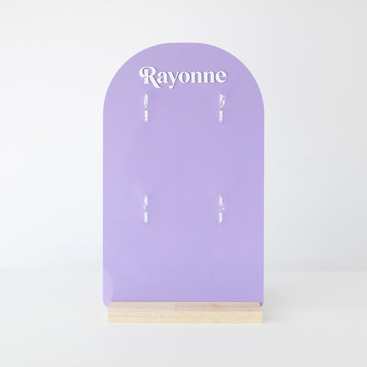 Présentoir Rayonne® lilas en bois et acrylique, prêt à exposer Suncatchers et porte-clés en boutique ou concept store.