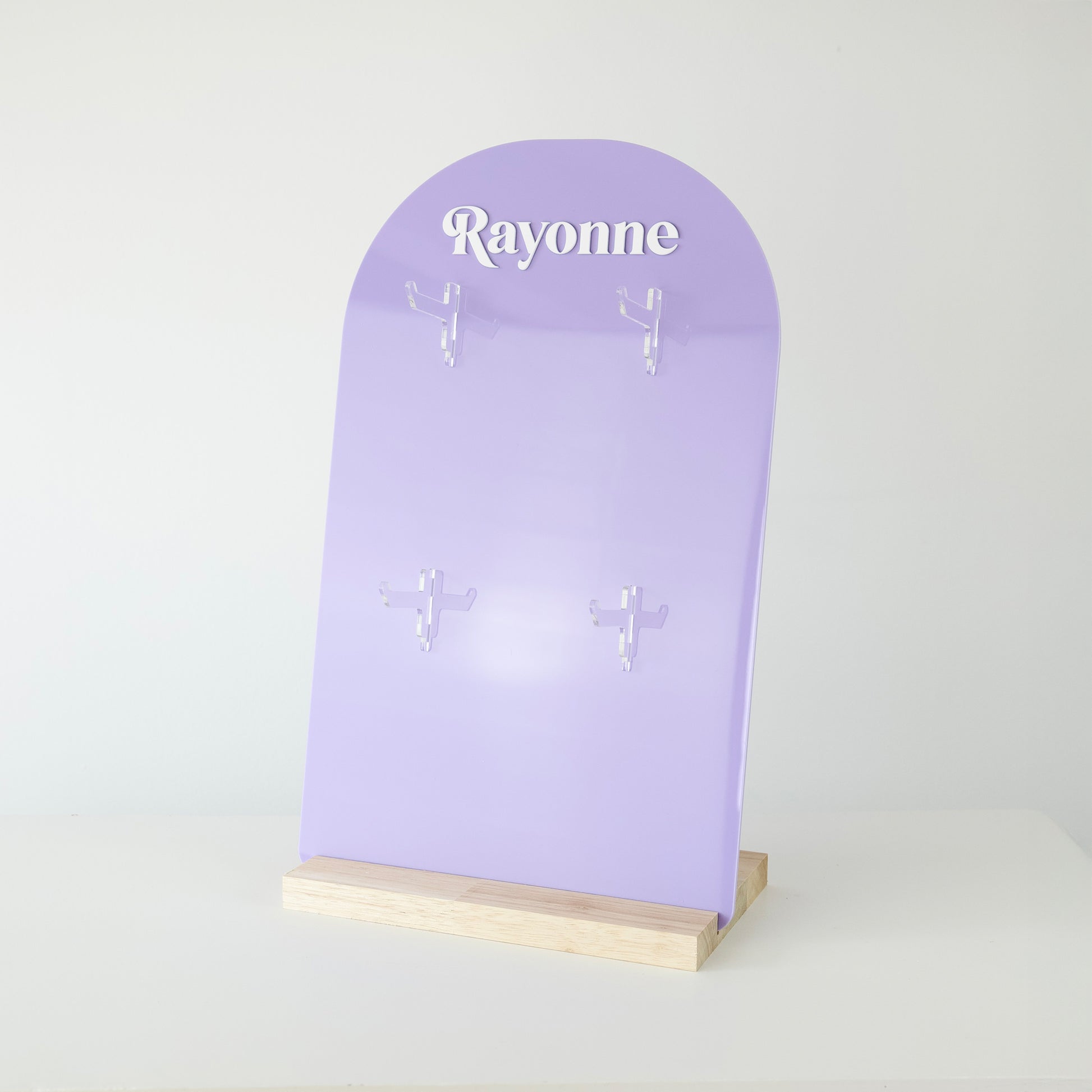 Présentoir de comptoir Rayonne® en bois et acrylique, pour exposer Suncatchers et porte-clés en boutique ou concept store.