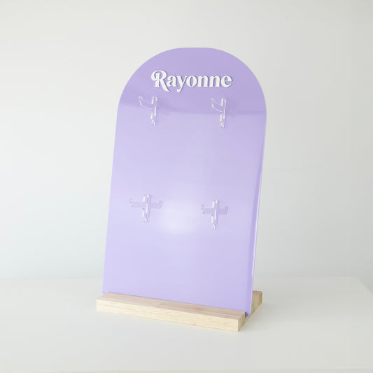 Présentoir de comptoir Rayonne® en bois et acrylique, pour exposer Suncatchers et porte-clés en boutique ou concept store.