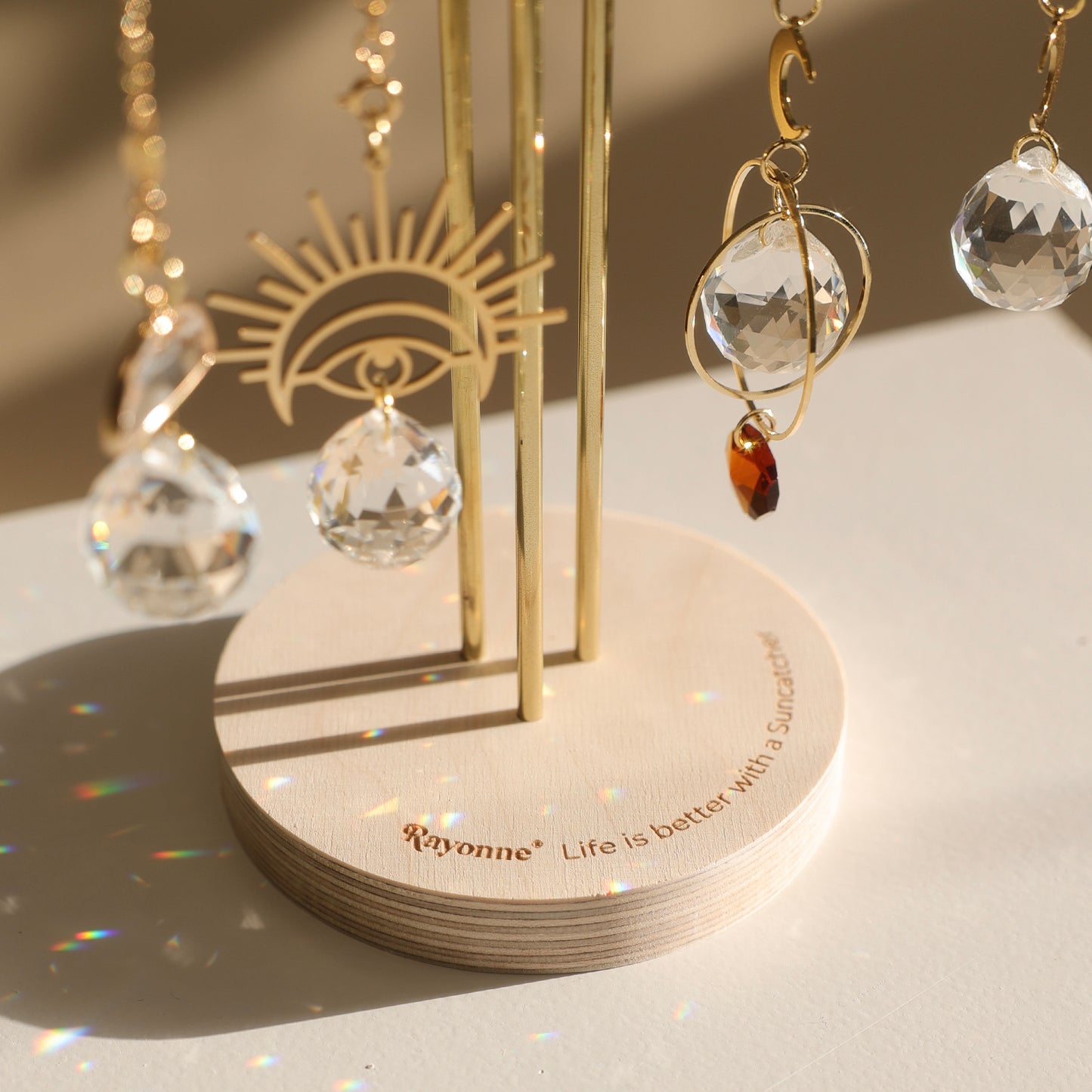 Gravure sur la base en bois du présentoir à Suncatchers Rayonne