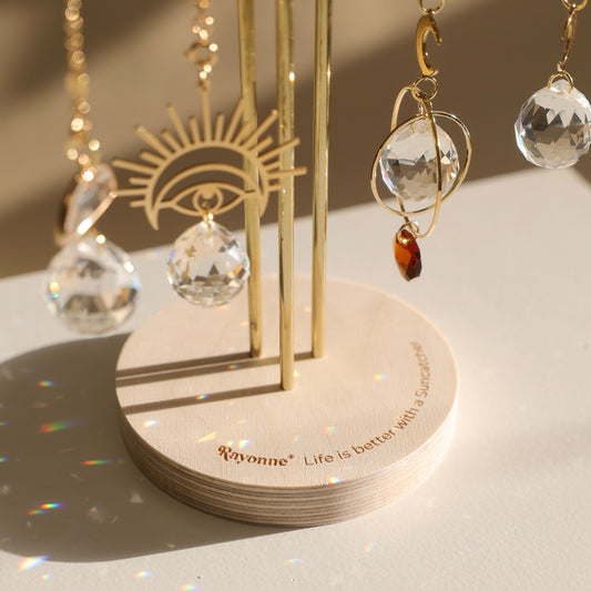 Gravure sur la base en bois du présentoir à Suncatchers Rayonne