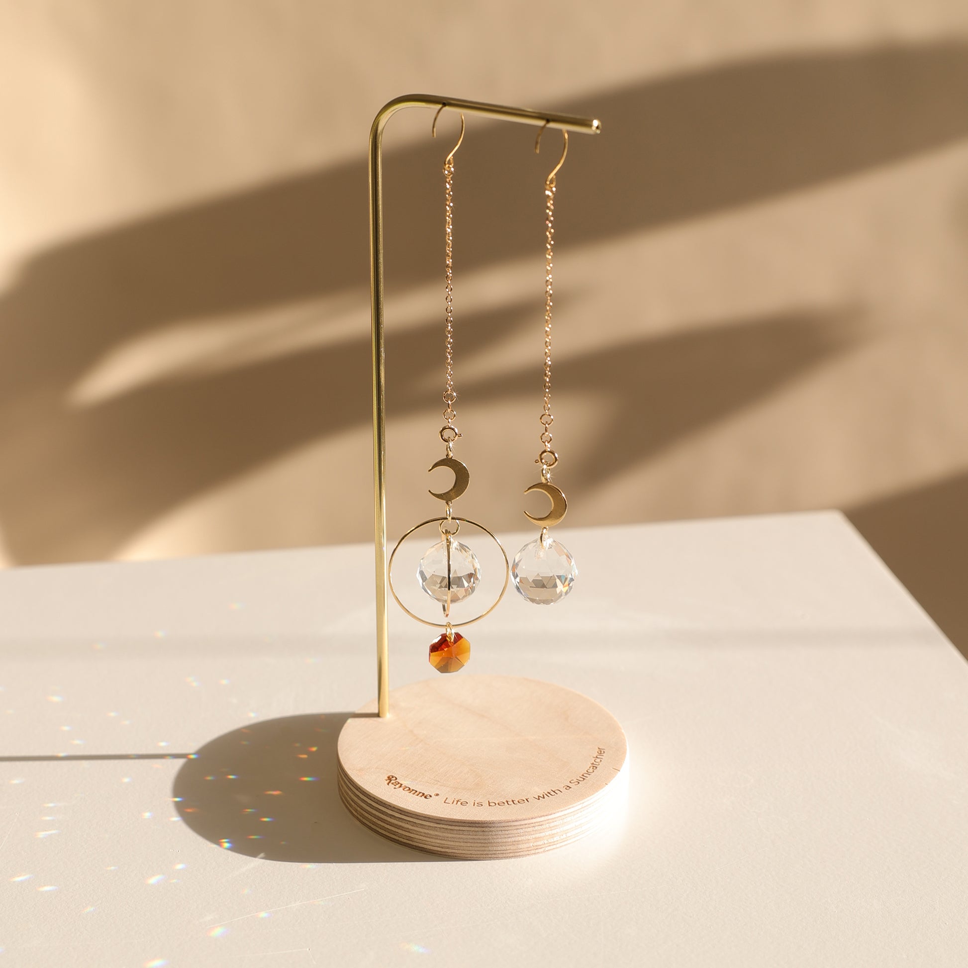 Petit présentoir Suncatcher à 1 tige pour 2 Suncatchers, compact et élégant sur un comptoir.