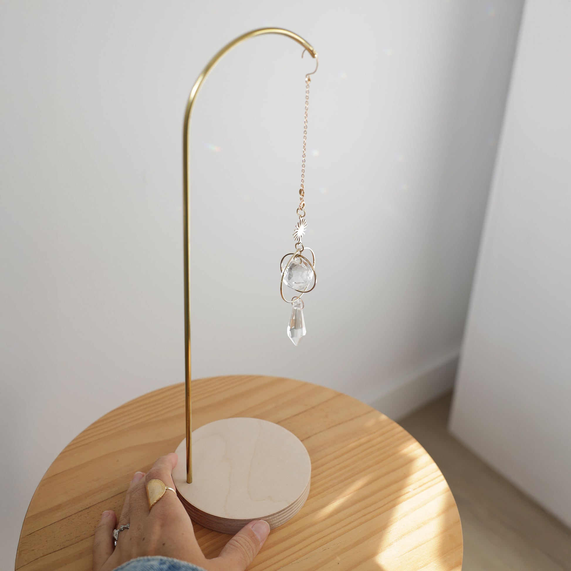 Présentoir à suncatcher en laiton et base en bois naturel ronde