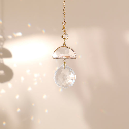 Suncatcher SKYSNOW avec cristaux lumineux, projetant de doux reflets colorés et diffusant de belles énergies.