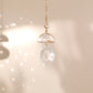 Suncatcher SKYSNOW avec cristaux lumineux, projetant de doux reflets colorés et diffusant de belles énergies.