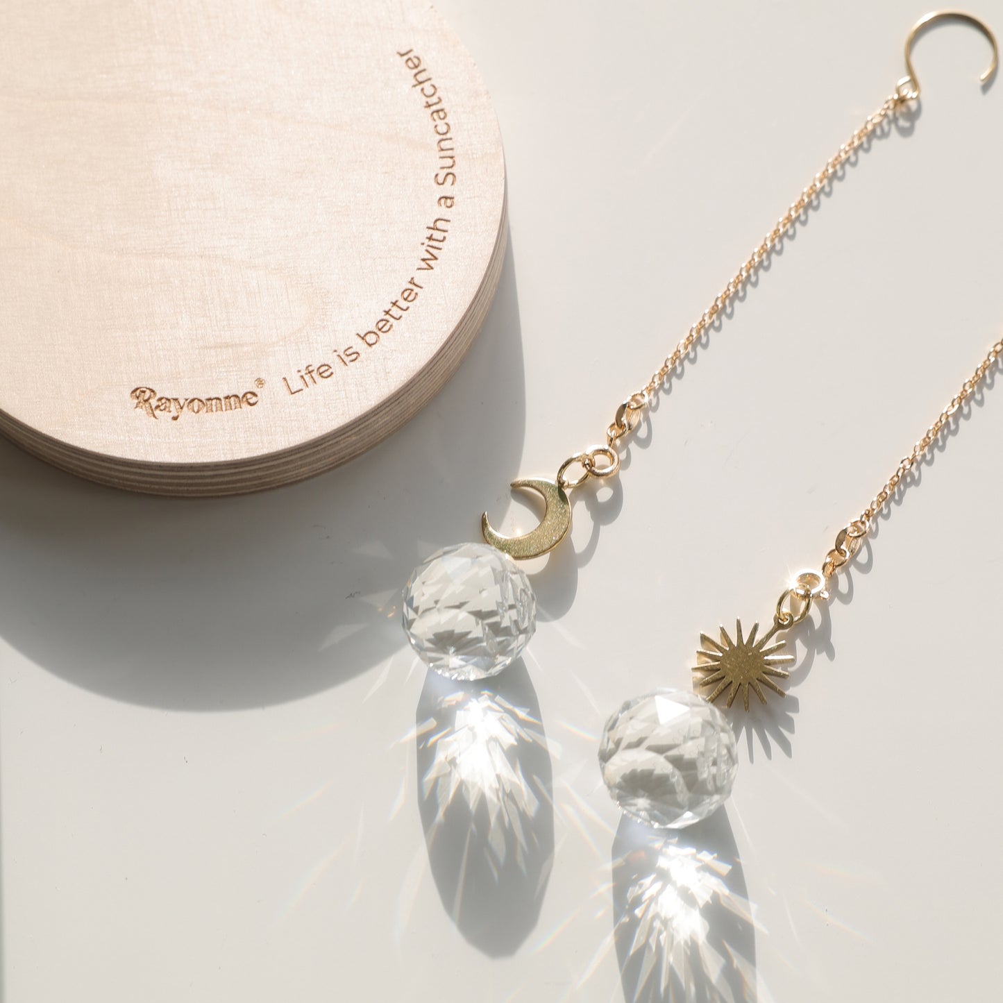 Pack Implantation Rayonne avec 2 Suncatchers et présentoir, prêt à exposer en boutique ou concept-store.