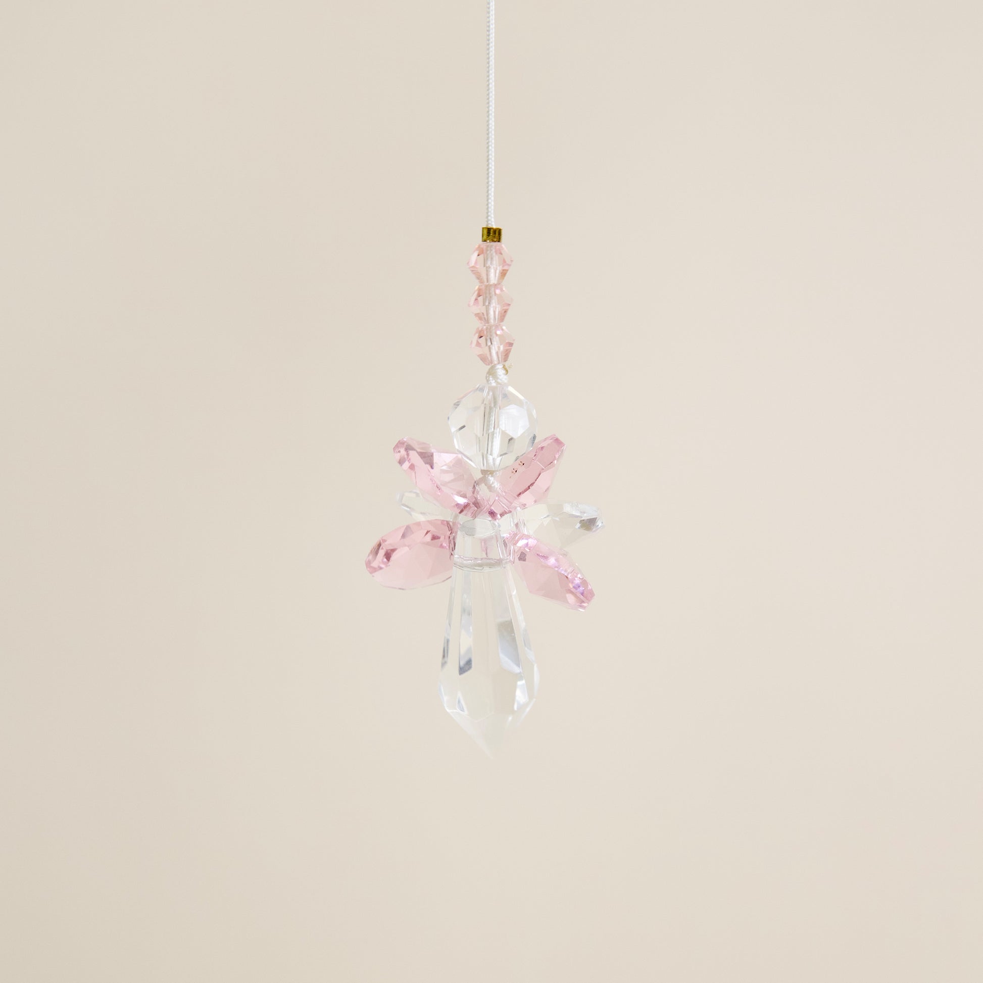 Suncatcher Ange “Amour” en verre et acrylique, mobile lumineux pour créer une ambiance chaleureuse et apaisante.