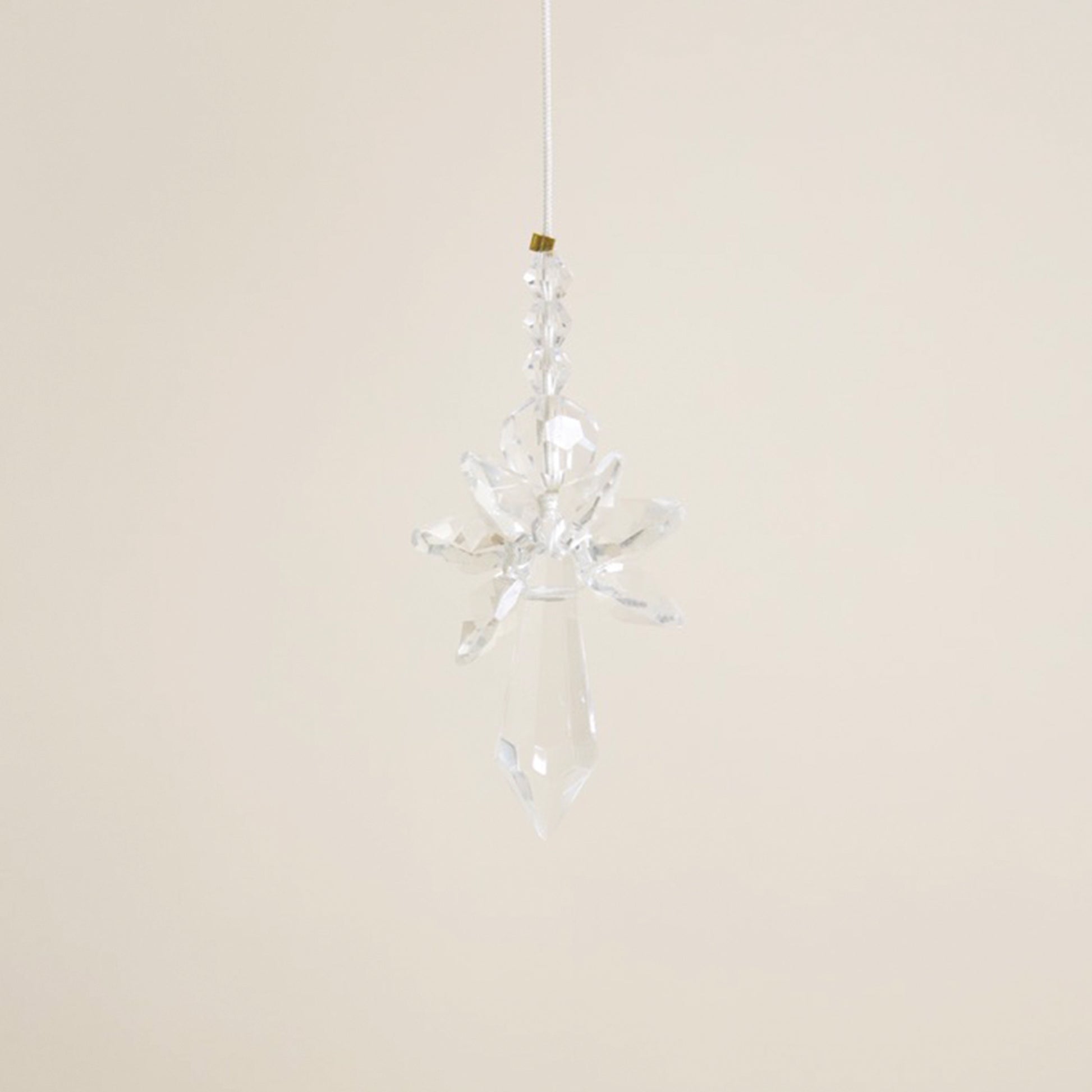 Suncatcher Ange “Pureté” avec ventouse, prêt à accrocher près d’une fenêtre pour projeter des reflets colorés.