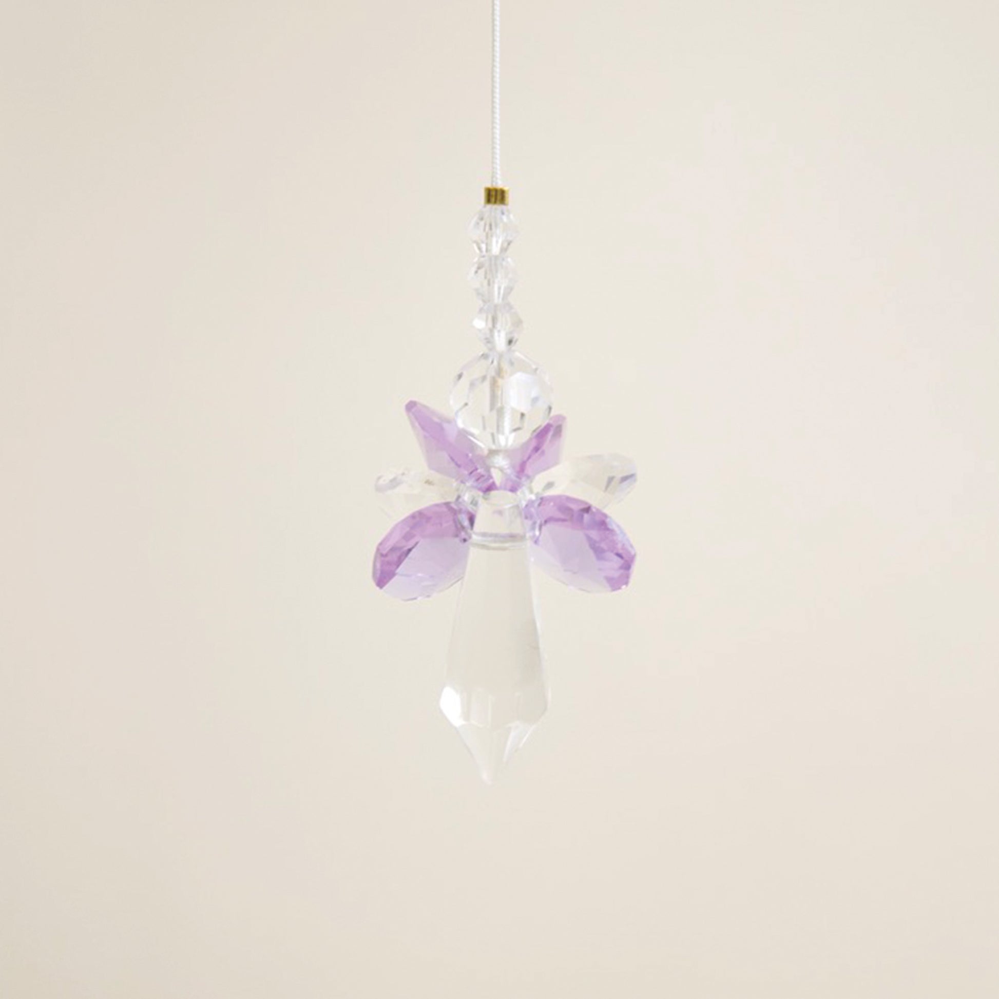 Suncatcher Ange “Spiritualité” Rayonne® en verre et acrylique, captant la lumière pour projeter de jolis reflets colorés.