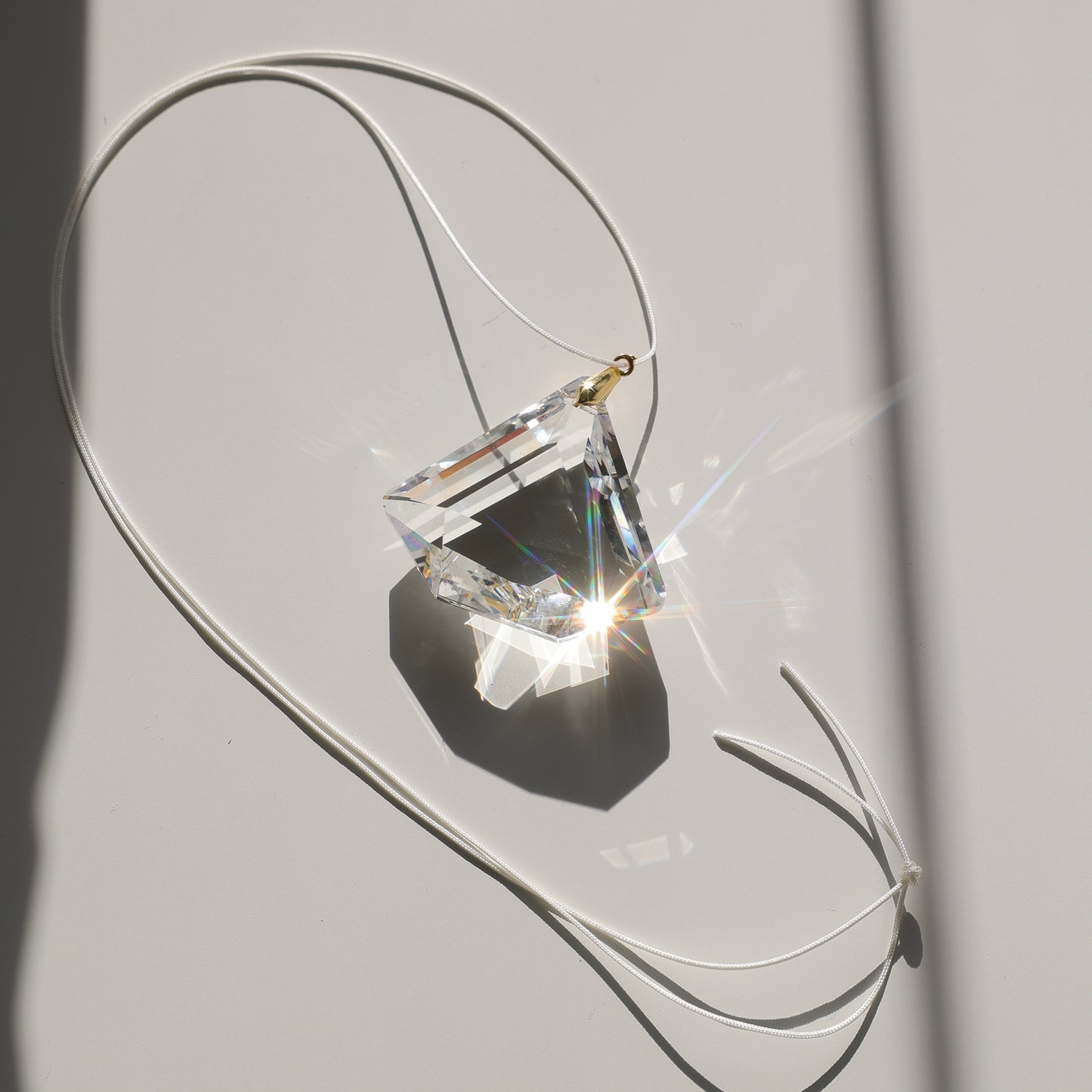 Suncatcher de la marque Rayonne avec un  cordon en coton ajustable de 60cm pour une installation facile