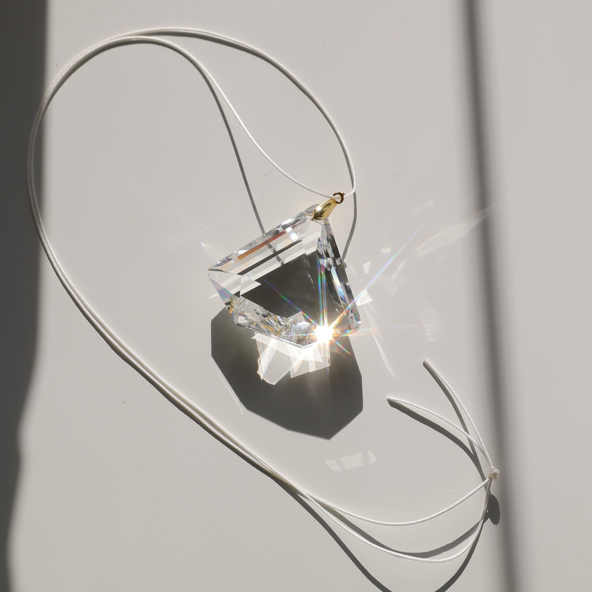 Suncatcher de la marque Rayonne avec un  cordon en coton ajustable de 60cm pour une installation facile