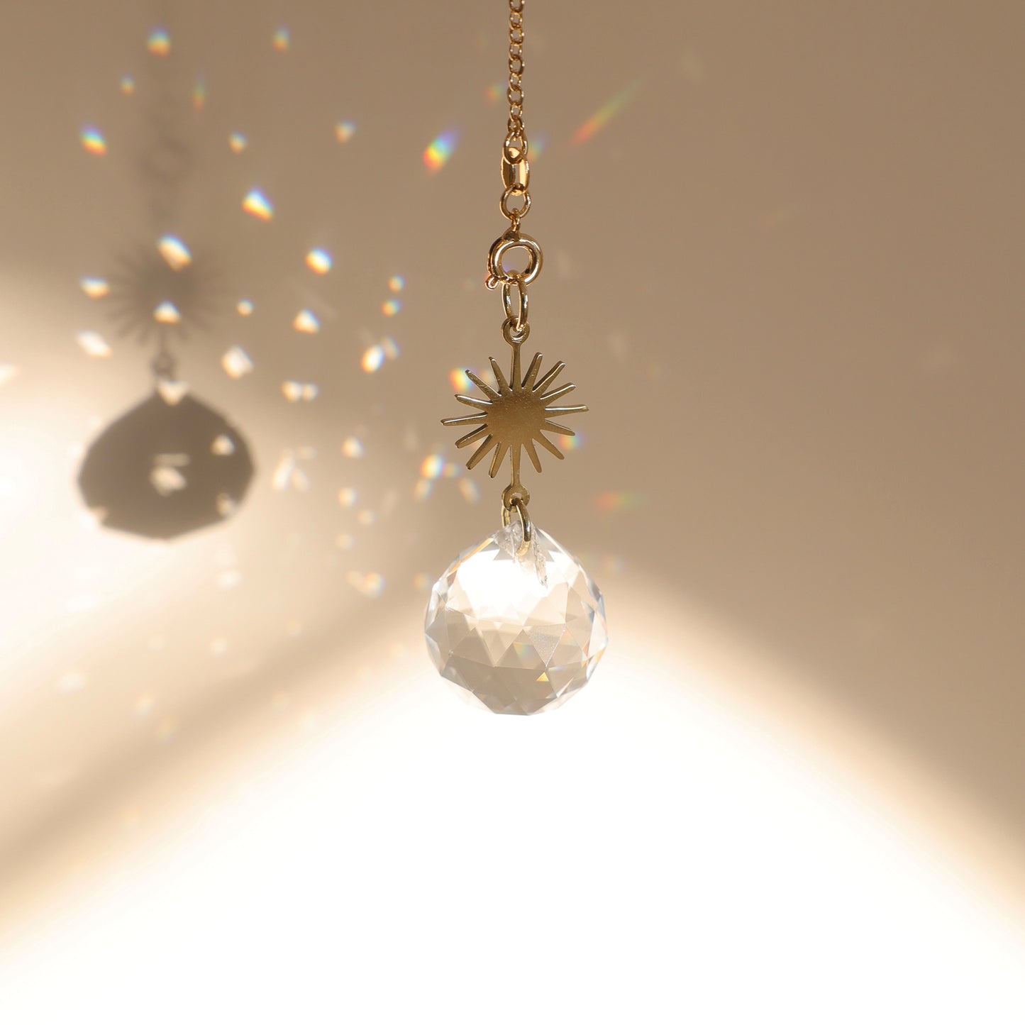 Suncatcher avec boule de cristal et soleil doré, fabriqué par la marque Rayonne