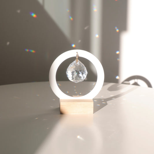 Suncatcher sur pied, fabriqué avec une base en bois et une structure en acrylique, de la marque Rayonne