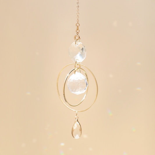 Suncatcher DESTINY suspendu diffusant des reflets arc-en-ciel, de la marque Rayonne